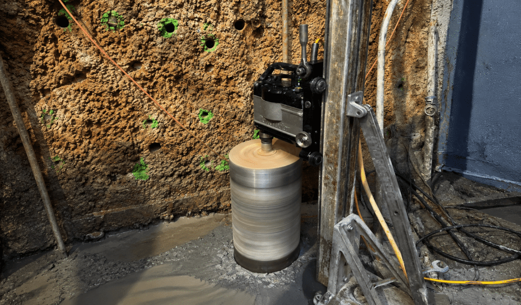 Bohrmaschine für präzise Tiefenbohrungen in Beton