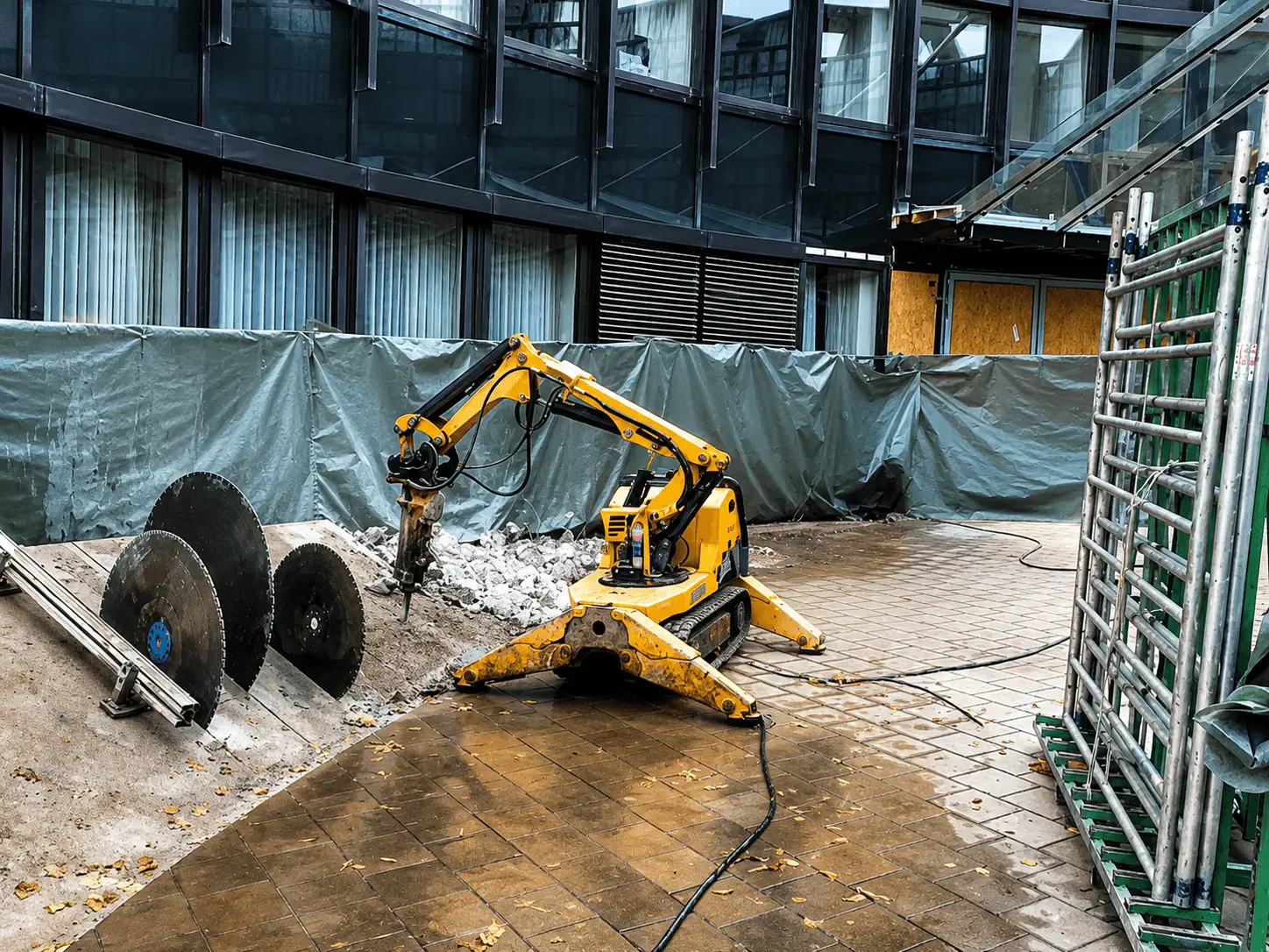 BROKK-Abbruchroboter beim Betonrückbau im Landtag NRW Düsseldorf