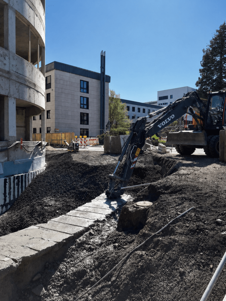 Umlenkrollen und Diamantsägeseil am zu trennenden Betonbauteil