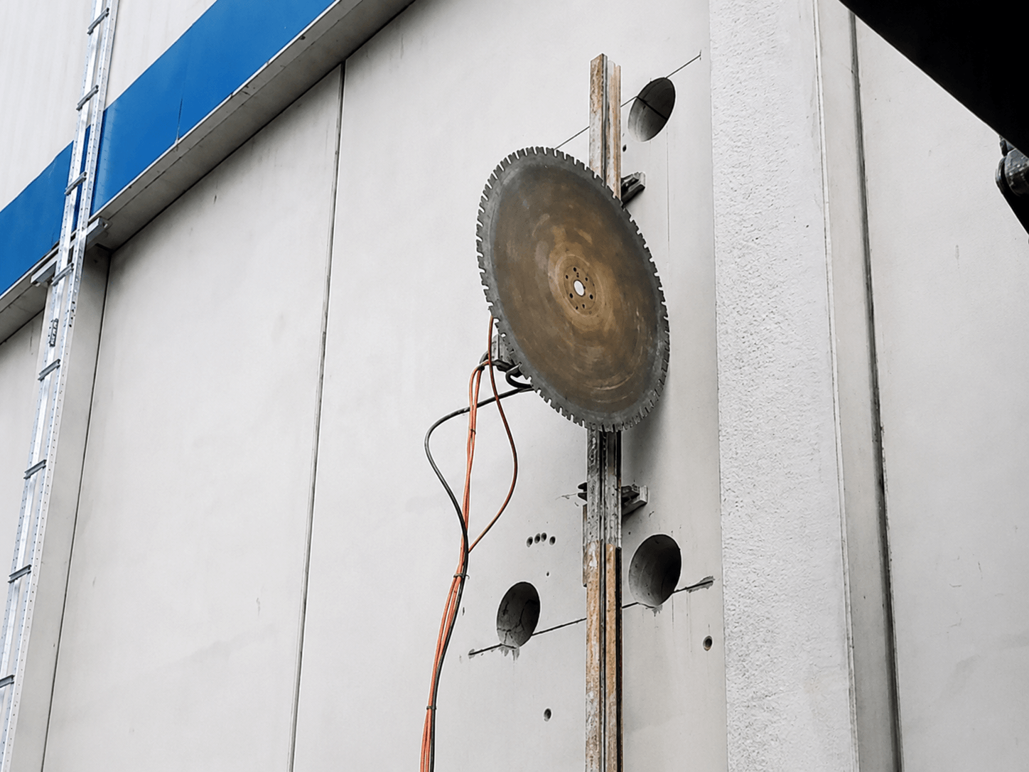 Wandsägearbeiten für einen Wand- oder Deckendurchbruch in Stahlbeton