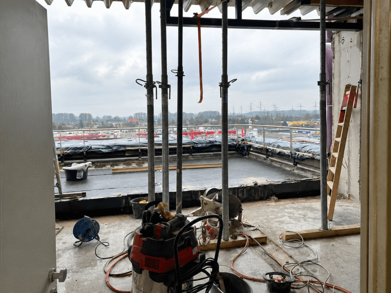 Alt: Diamantsägearbeiten an Betonbauteilen in einer Dachterrassenwohnung in Köln