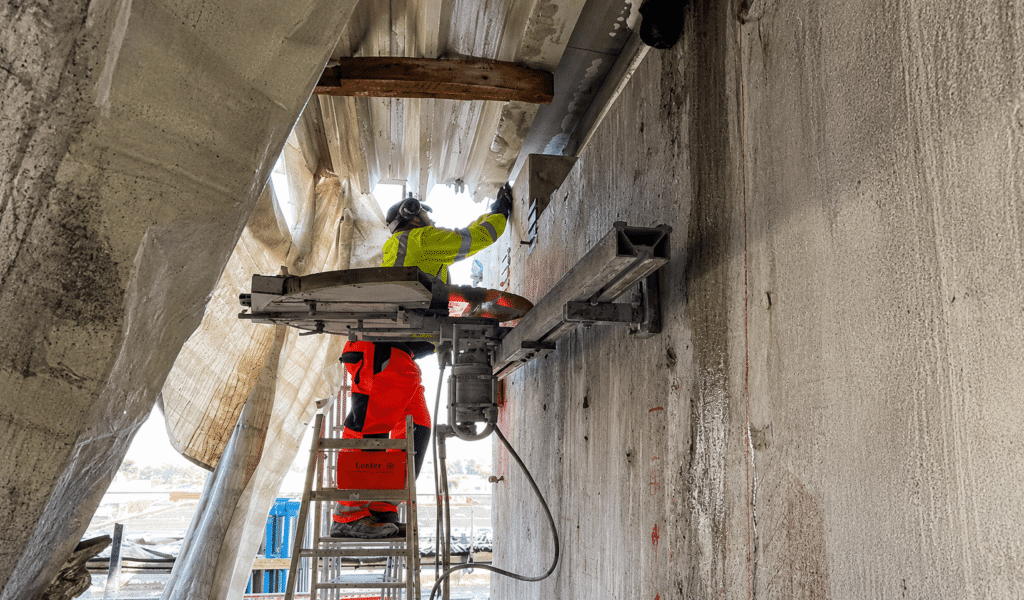 Schienengeführte Diamant-Wandsäge beim Rückbau einer Dachterrassenwohnung in Köln