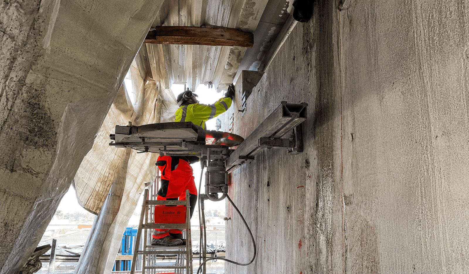 Schienengeführte Diamant-Wandsäge beim Rückbau einer Dachterrassenwohnung in Köln