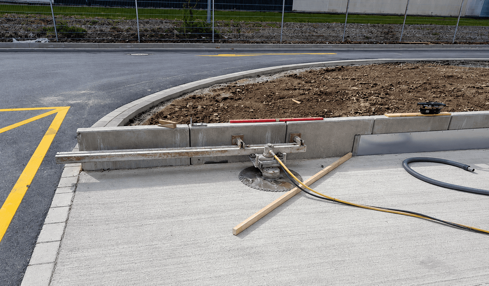 Schienengeführte Wandsäge bei Wandsägearbeiten in Leverkusen