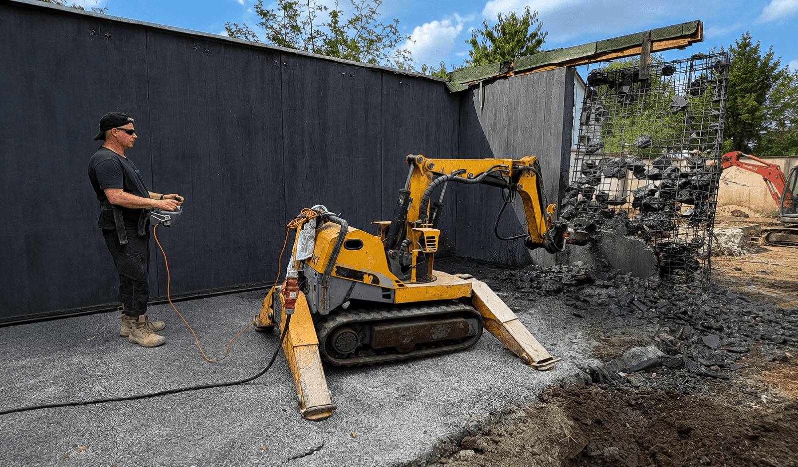 BROKK-Abbruchroboter beim Rückbau eines betonierten Pavillons in Köln