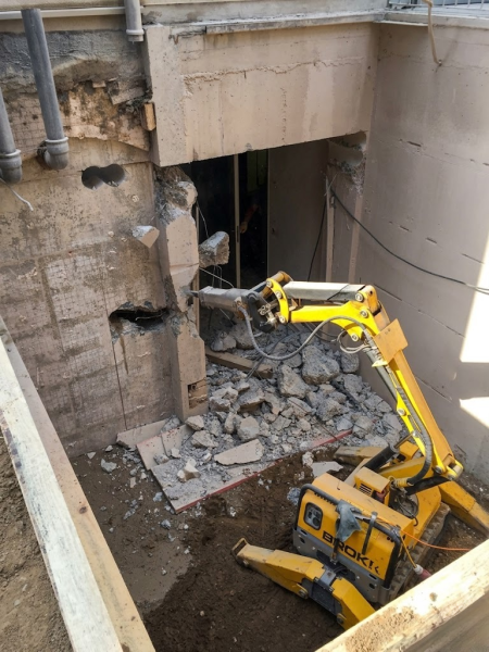 BROKK-Abbruchroboter beim Rückbau einer stahlbewehrten Decke in Köln